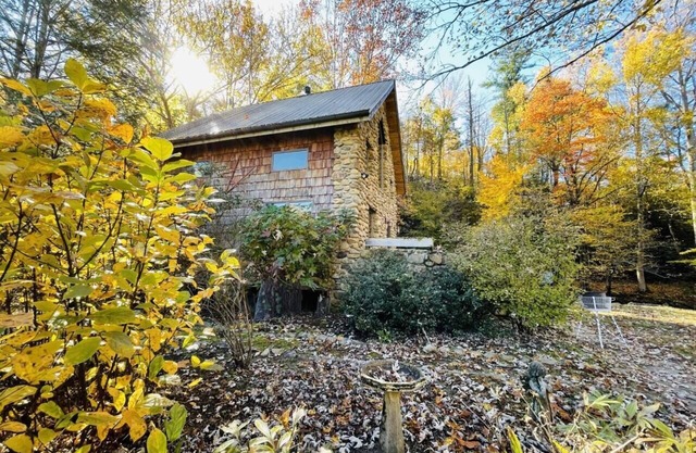 Creekside Fairytale Cottage-Hot Tub-Cozy Fireplace