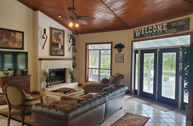 Creekside Inn - A quiet setting close to the Gulf Beaches, Golfing & OWA.