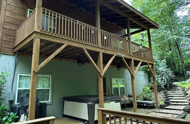 Creekside, Pet Friendly Mountain Log Cabin in the Smokies, Fire Pit + Hot Tub