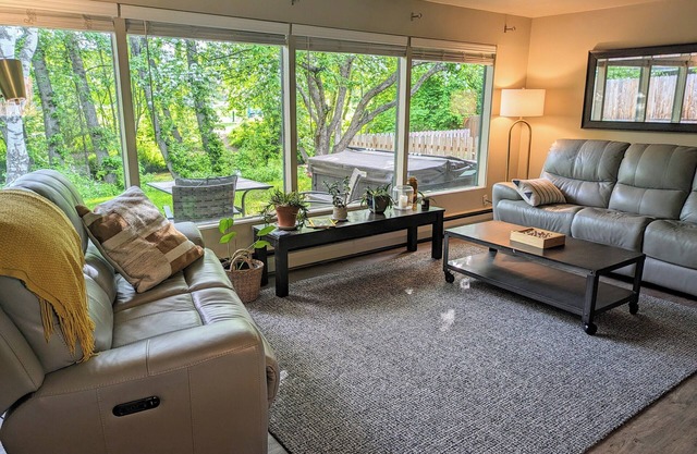 Creekside Relaxation near park, downtown, and trails! Hot tub & lots of space