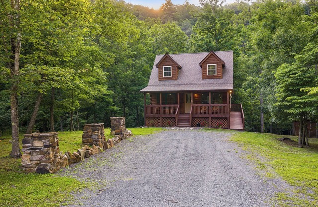 Creekside Retreat - Hot Tub, Fire Pit & Adventure