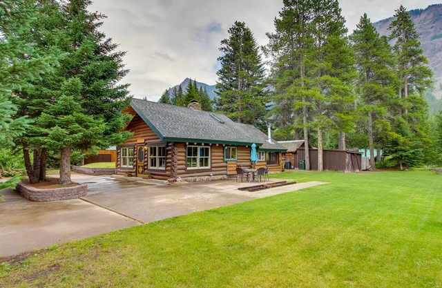 Creekside Silver Gate Getaway w/Fireplace!