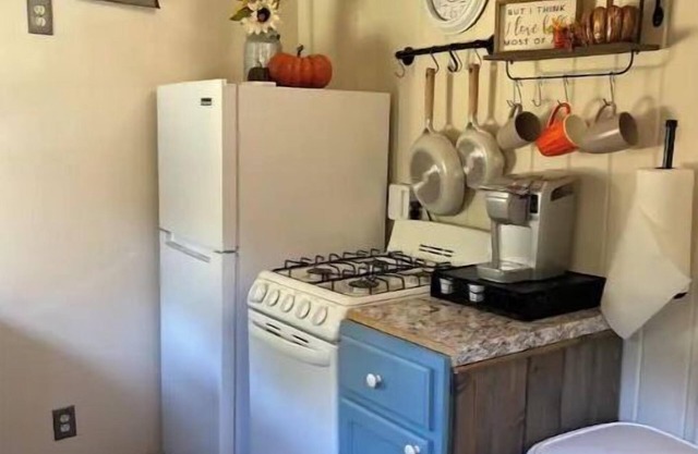 Creekside tiny villa, Fenced, dog friendly, 3 miles to Clayton