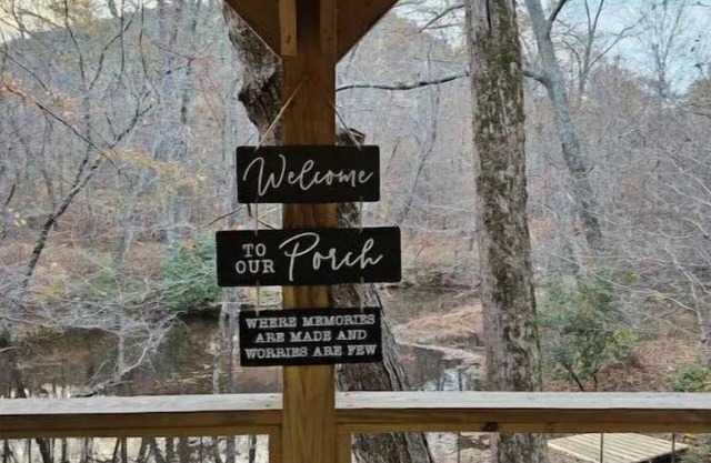 Creekside treehouse. with hot tub.