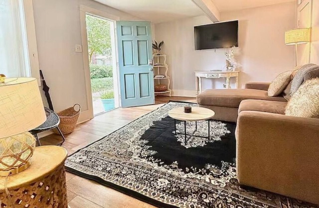 Creole Chalet - Fabulous Apartment in Vibrant Uptown New Orleans- Walk to Tulane