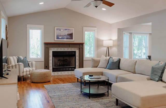 Crestview Cottage - Hot Tub - 3 Bedroom 2 Bath - 3 Minutes to Beach