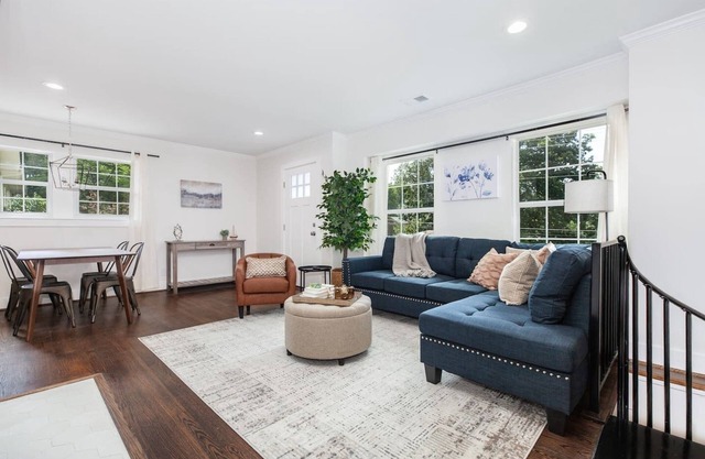 Crestwood Contemporary - Minutes to Downtown!