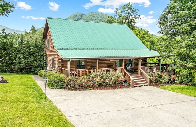 Crockett's Meadow! Hot Tub, Fast Wifi, Cable TV, Fire Pit, Gas Grill! See Elk!