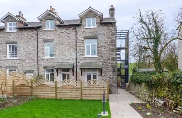 CROOKLANDS HOUSE 1, with open fire in Crooklands