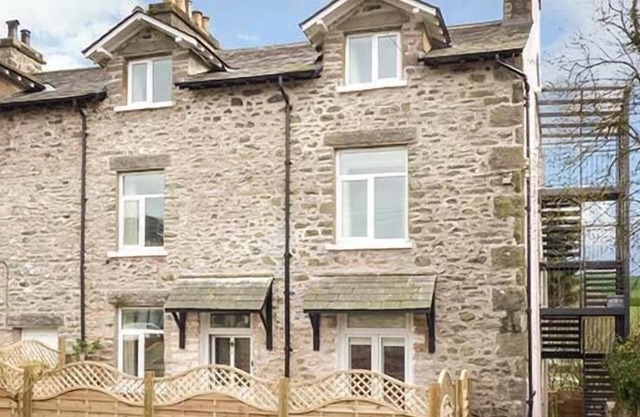 CROOKLANDS HOUSE 2, family friendly, with open fire in Crooklands