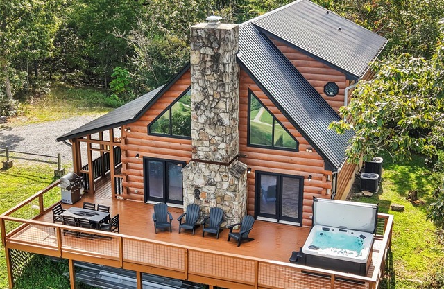 Crossbow Cabin | Rustic Log Cabin | Hot Tub | Sleeps 10