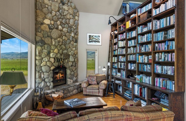 Crow Cabin- Cozy Cabin with amazing views on 20 Acres in the Paradise Valley!