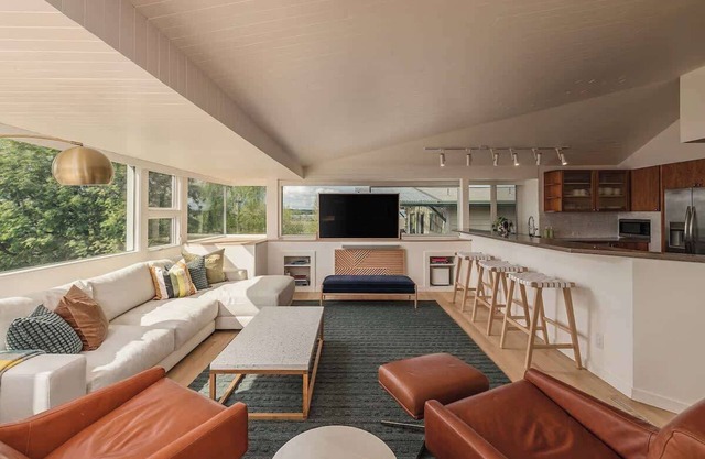 Crow's Nest Condo 3BR Downtown