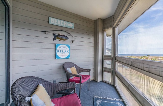 Crow's Nest On Harbor Island - Recently Updated!- One Bedroom on Third Floor