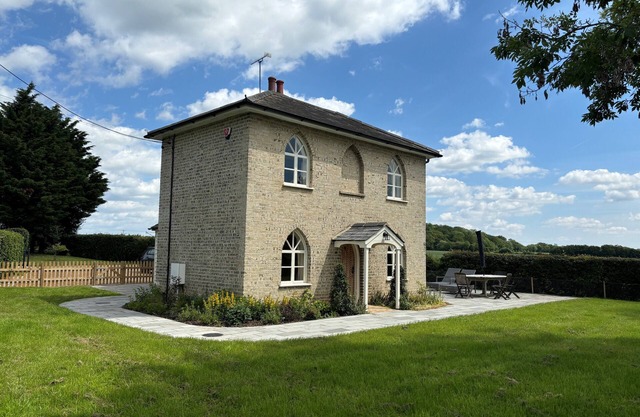 CROWS HALL IS AN IDYLLIC RETREAT IN BEAUTIFUL COUNTRYSIDE AN HOUR FROM LONDON.