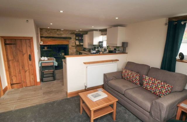 CRUMBLE'S HIDEAWAY, pet friendly, with open fire in Kirkbymoorside