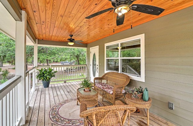 Crystal River Cottage on 1 Acre with Deck and Porch!