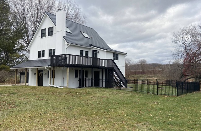 Crystal View Farmhouse. Spacious home 2 blocks from town and lake access!