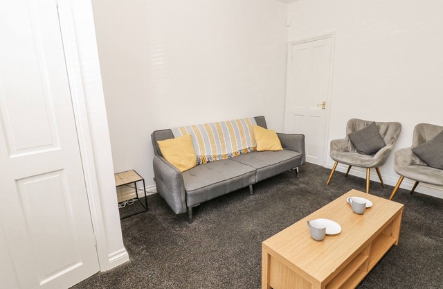 CUMBERLAND HOUSE, family friendly, with a garden in Workington