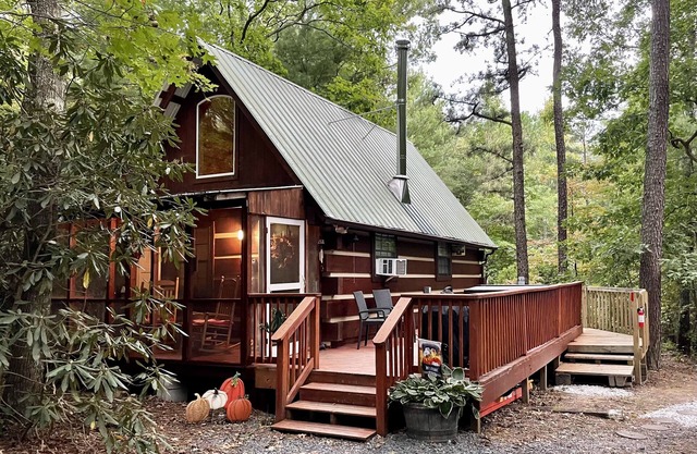 Cupid’s Cove Cabin Romantic Getaway - Hot tub under the stars