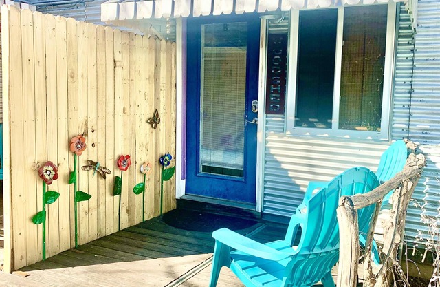 Curiously Cute B&B Private Woodshed- Pet friendly