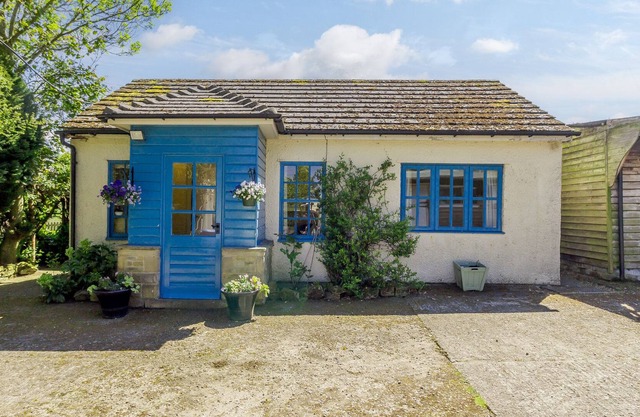 CURLEW COTTAGE, pet friendly, with a garden in Haydon Bridge