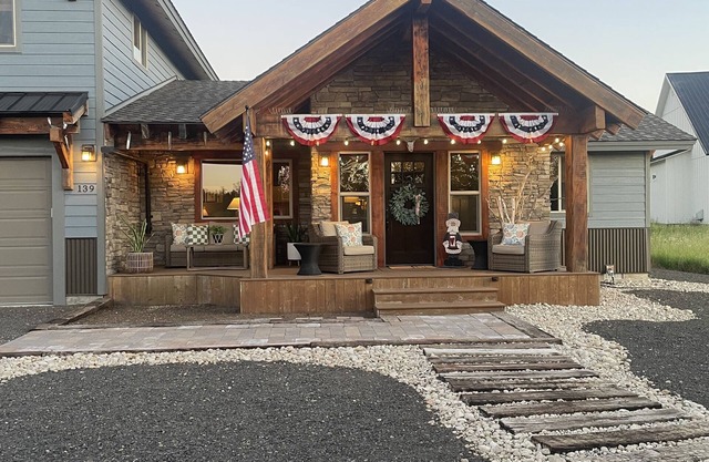 Custom Built Cabin/House Surrounded by Gorgeous Views in Serene Donnelly