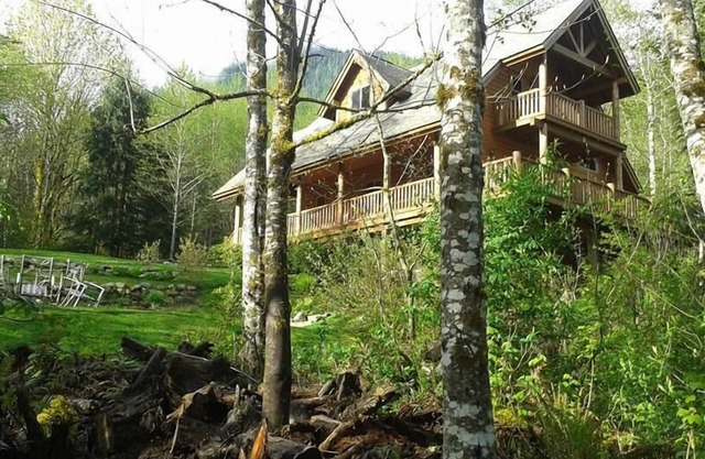 Custom Cabin On 5 Secluded Acres With Mountain Views!