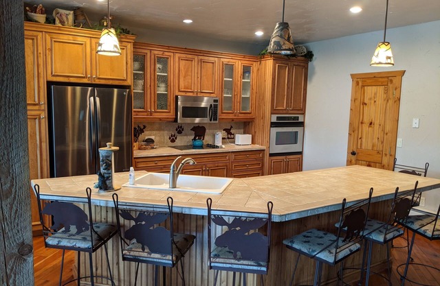 Custom lake cabin, private boat dock, firepit, 45 min. from Yellowstone Park.