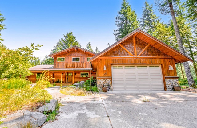 Custom, log home on Alderbrook Golf Course with great deck