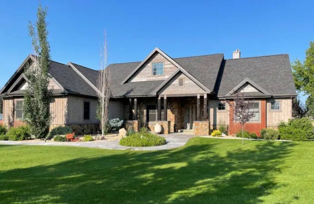 Custom mountain-modern home with Big Horn views