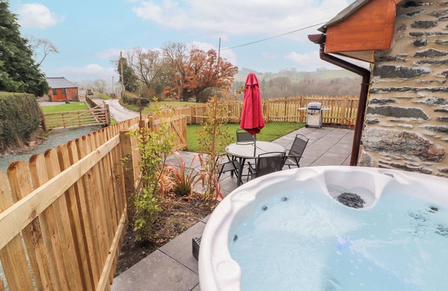 CUT MOCH, PLAS MOELFRE HALL BARNS in Llanrhaeadr-Ym-Mochnant