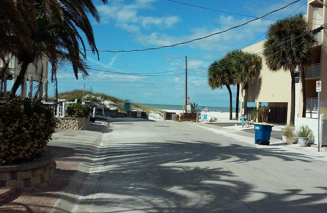 Cute and Cozy Beach Bungalow. Steps to the Beach. Free off-street Parking!