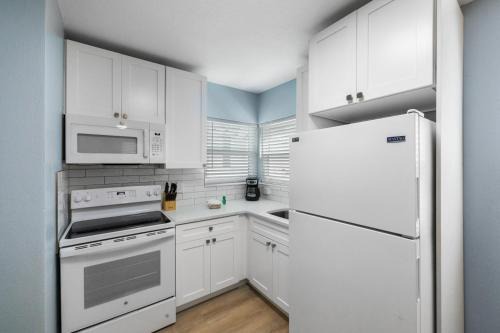 Cute and Cozy Unit- John's Pass - Surf Song #211