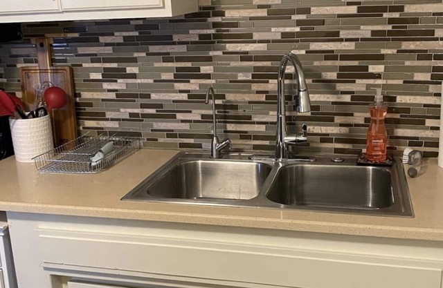 Cute and quaint ocean view cottage -with an ocean view and close to the beach!