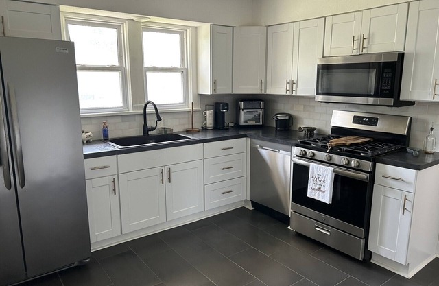 Cute Benton 1930's Craftsman Bungalow Walking distance to downtown Benton