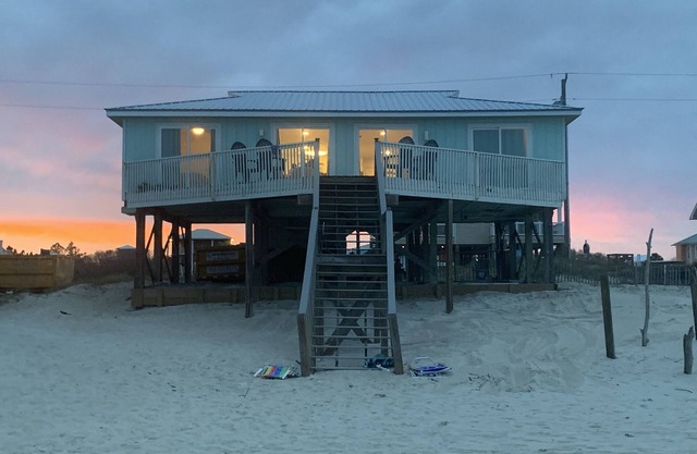 Cute Bungalow w/small pool!nAbsolutely Beach Front!