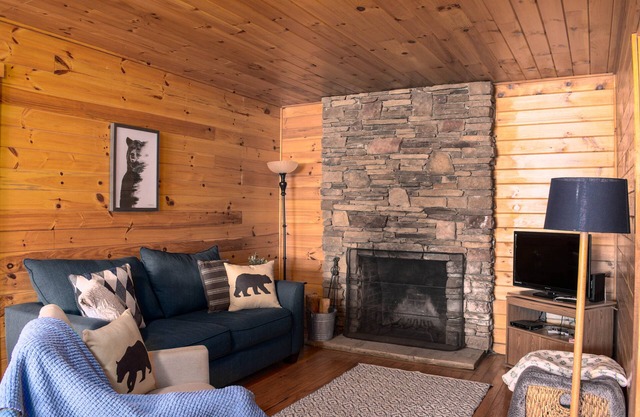 Cute cabin in quiet resort! Fireplace, gym, game room, 10 minutes to Bryson City