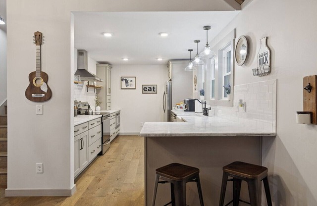 Cute Cabin with Hot Tub 30 mins from Nashville