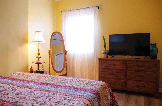 Cute Columbus Bungalow + Modern Amenities. 7 min from downtown!