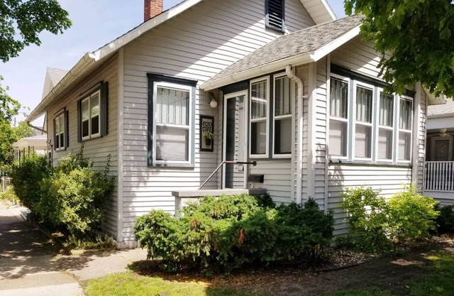 Cute Corner Cottage in Downtown St. Joseph