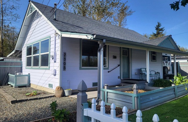 Cute Cottage with fully fenced yard