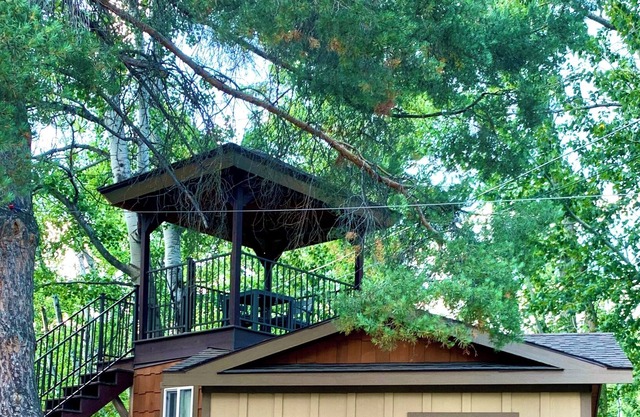 Cute Cottage with Rooftop Dining Area, 40 min. to Glacier