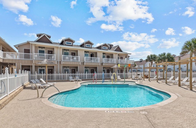 Cute & Cozy Beach Condo - North Padre Island - minutes from the beach
