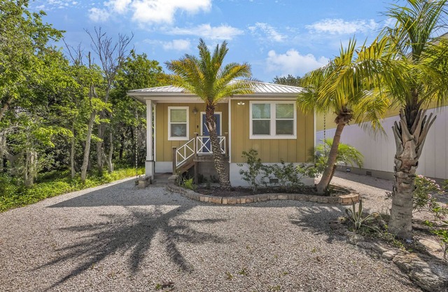 Cute Downtown Cottage Perfect for Night of Lights Onsite Parking, Patio, Firepit