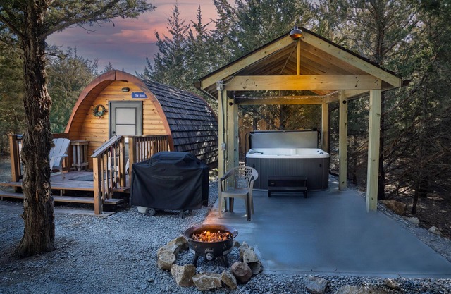 Cute European Bungalow Cabin w/Hot Tub. 1 Double Bed and Pet Friendly!