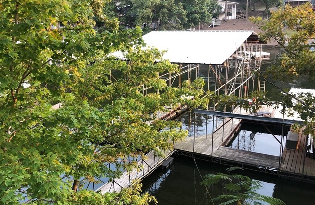 Cute Lakefront 4bd 2 bath duplex cabins Bothsides : Special: Total 449 pr nite!