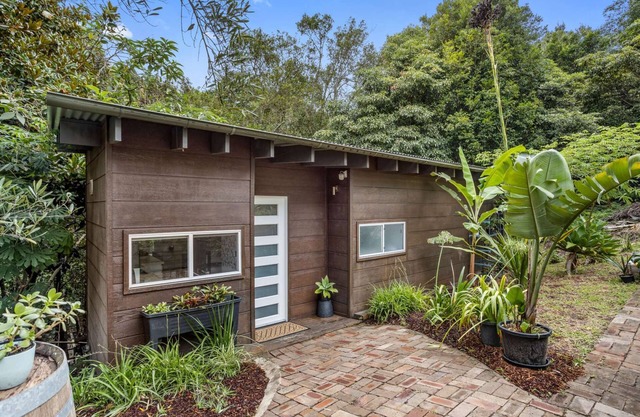 Cute, private 2BR cottage ‘in the trees’, plus sofa bed, great location