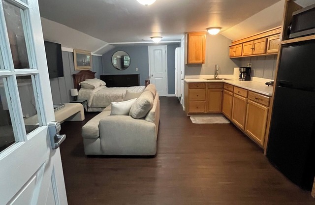 Cute studio, pets welcome, 8 mins to HITS, 20 mins to WEC, 10 mins to shopping