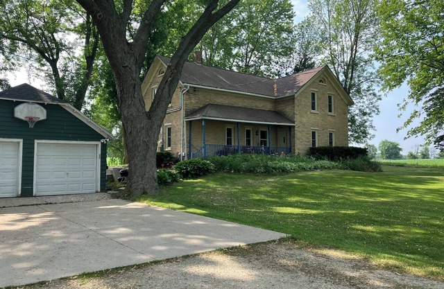 Cute upper unit in the country 21 miles from Green Bay and NFL 2025 draft!